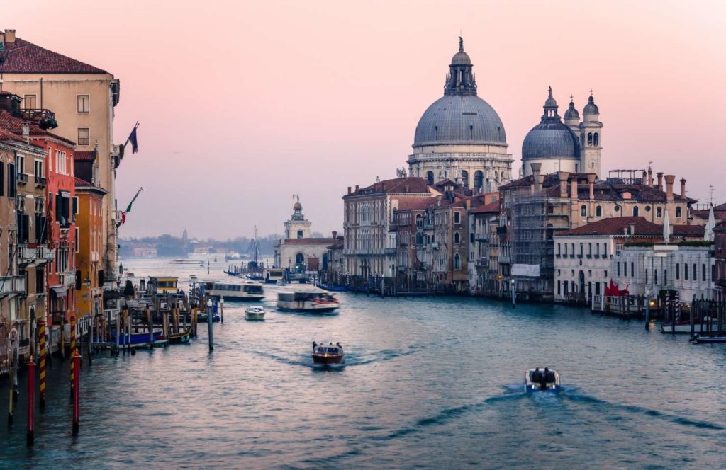 Venecia en invierno con góndolas en los canales y arquitectura histórica sin multitudes