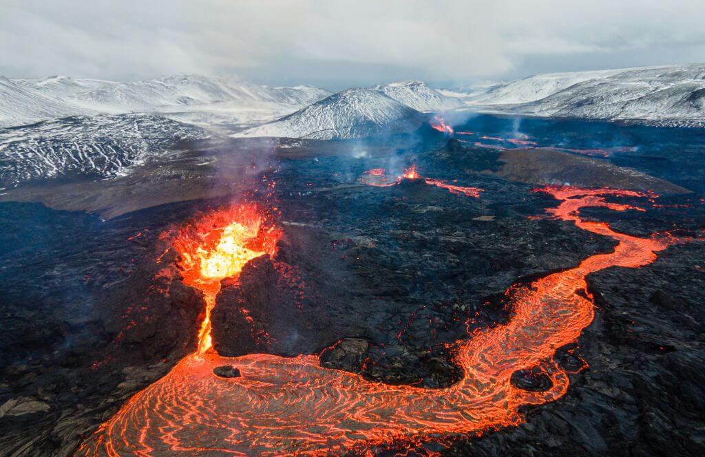 Paisaje volcánico de Islandia en invierno, aurora boreal y naturaleza salvaje
