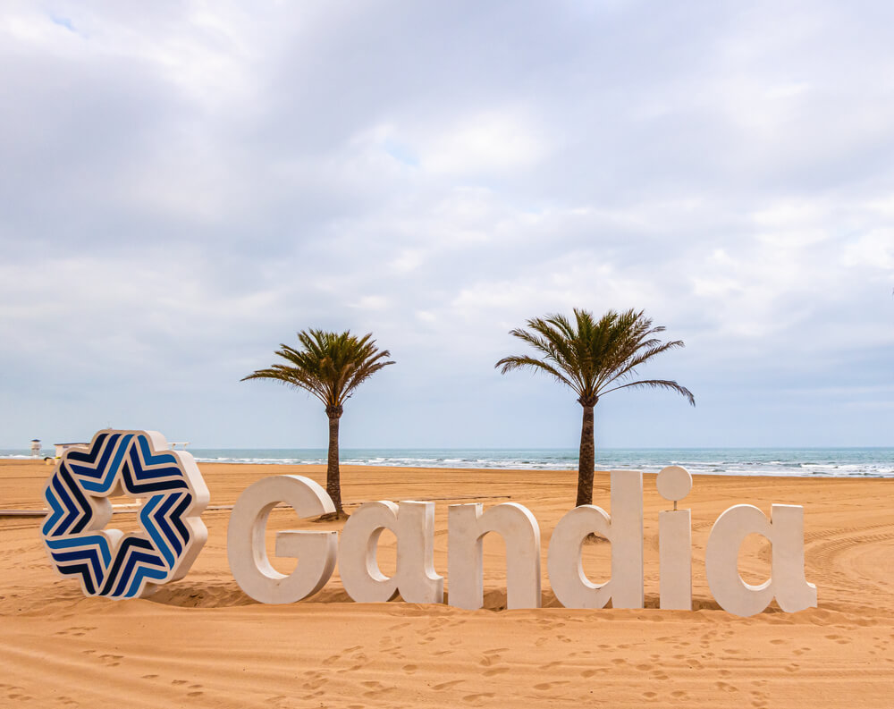 Playa de Gandía, uno de los destinos de playa baratos para viajar con amigos