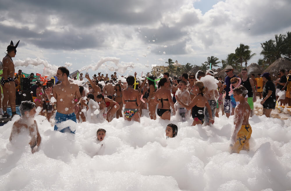 Fiesta de la espuma en un hotel de playa en Cancún, un destino de sol y playa para viajar con amigos y pasarlo bien