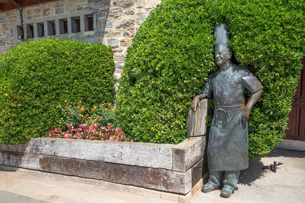 Estatua de Karlos Arguiñano a la entrada de su restaurante en Zarauz