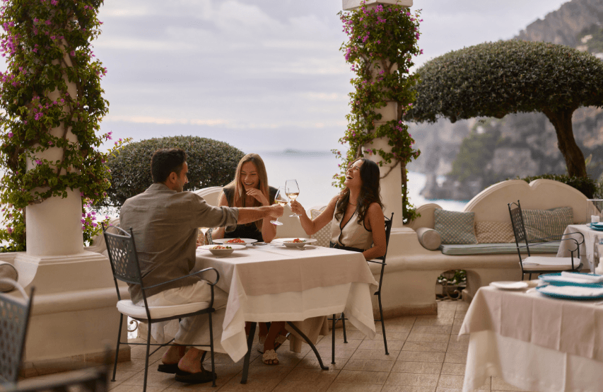 Trois amis assis à table, ou partir en Europe en Juillet avec Flightgift