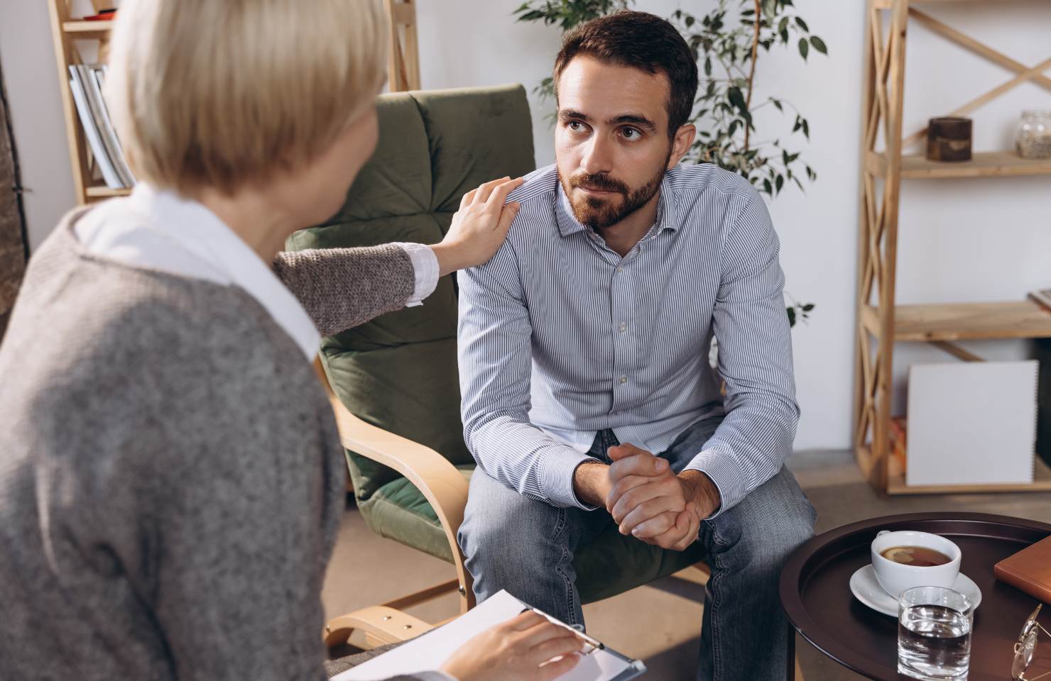 man talking to therapist about fear of flying